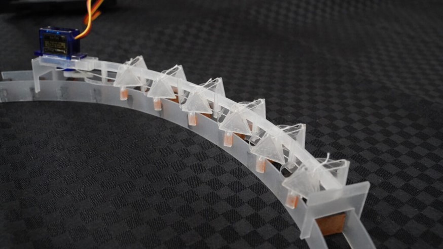 双安定折り紙の変形の伝搬で動くイモムシロボット[RoboSoft ‘23]